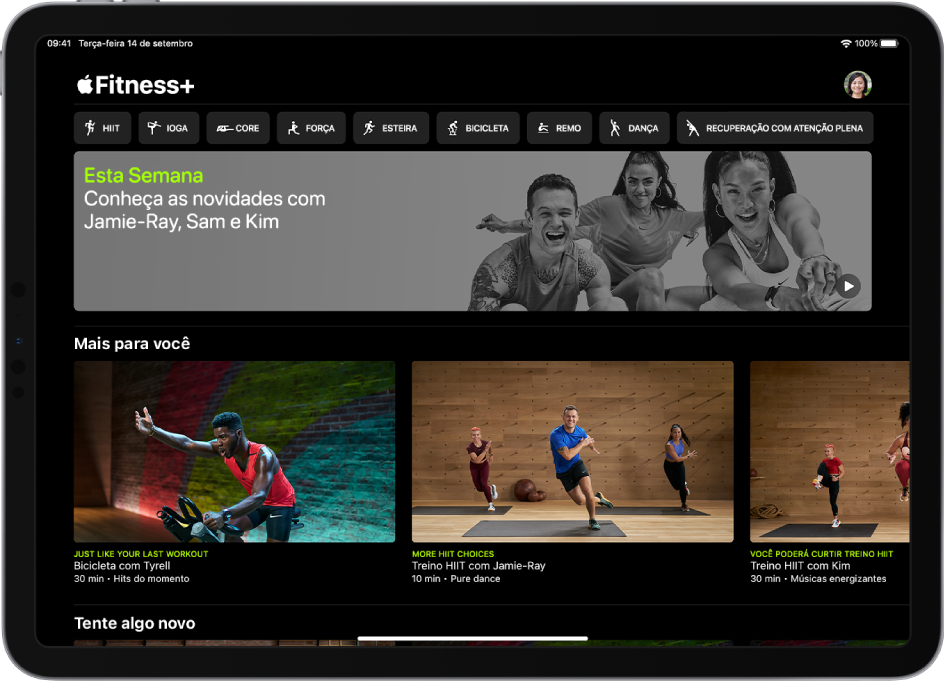 A página principal do Fitness+ mostrando tipos de exercício, um vídeo dos exercícios novos da semana e exercícios recomendados.