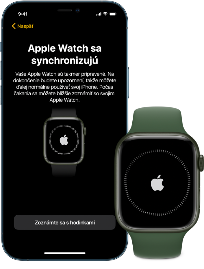 iPhone a hodinky Apple Watch položené vedľa seba. Na obrazovke iPhonu sa zobrazuje hlásenie „Apple Watch sa synchronizujú“. Na Apple Watch sa zobrazuje priebeh synchronizácie.