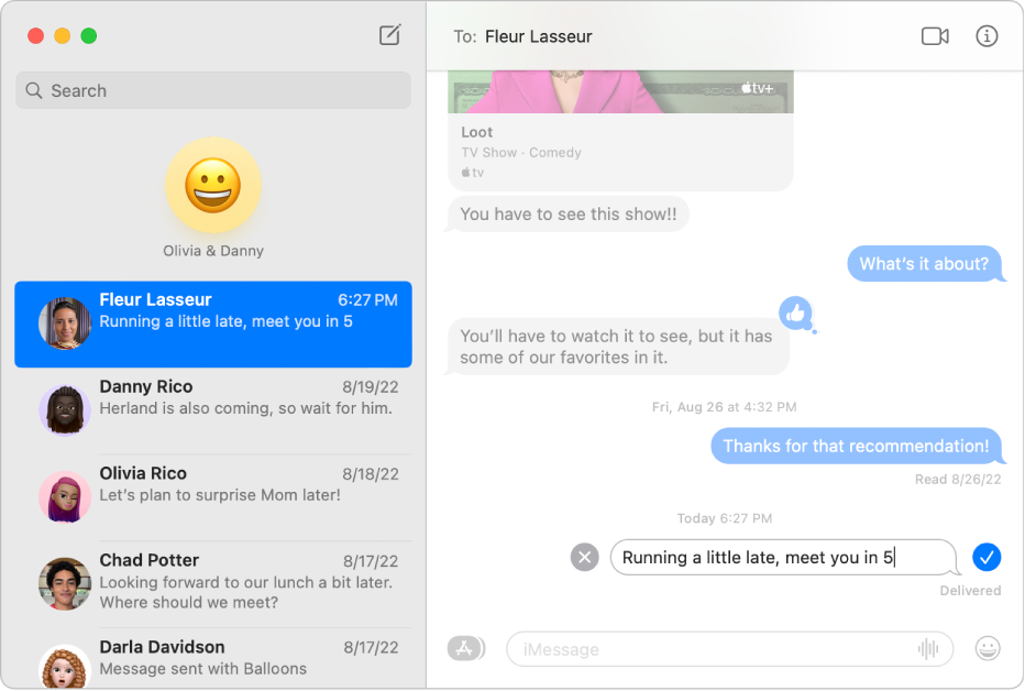 La ventana de Mensajes con varias conversaciones enumeradas en la barra lateral a la izquierda y una conversación activa a la derecha. En la parte inferior de la conversación hay un mensaje que se editó para corregir una errata.