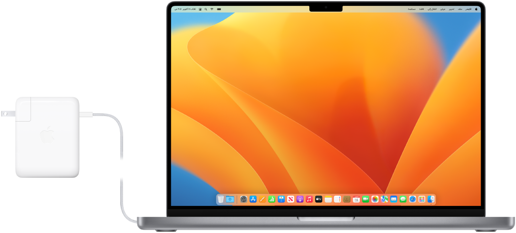 ‏MacBook Pro مقاس 16 بوصة موصول بمحول الطاقة.
