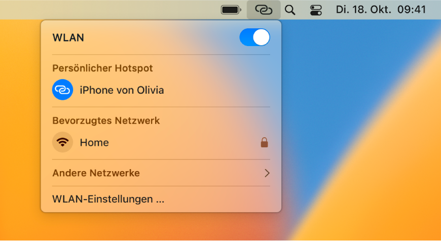 Der Mac-Bildschirm mit dem WLAN-Menü, in dem ein mit dem iPhone verbundener persönlicher Hotspot zu sehen ist