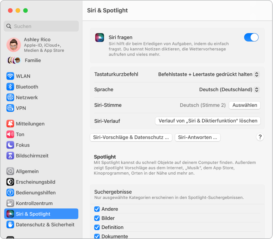 Das Fenster der Einstellungen „Siri“ mit aktivierter Option „Siri fragen“ links und verschiedenen Optionen zum Anpassen von Siri rechts.