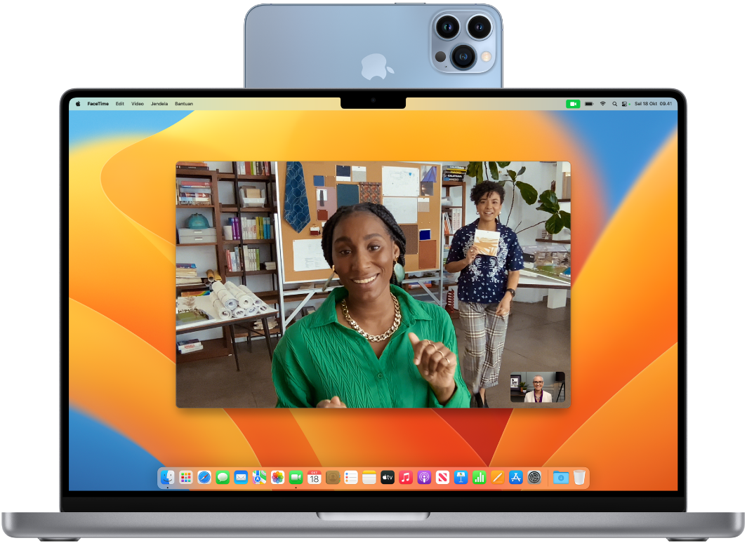 MacBook Pro menampilkan sesi FaceTime dengan Pusat Sorotan menggunakan Kamera Berkelanjutan.