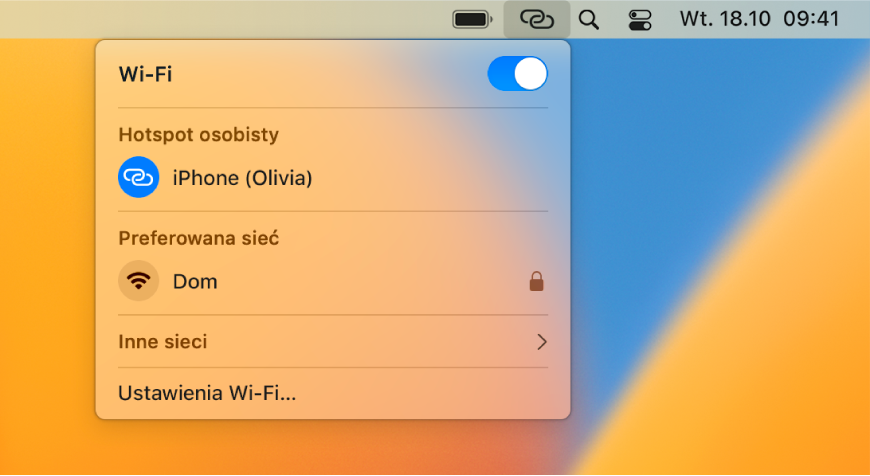 Ekran Maca z menu Wi‑Fi informującym o nawiązanym połączeniu z hotspotem osobistym na iPhonie.