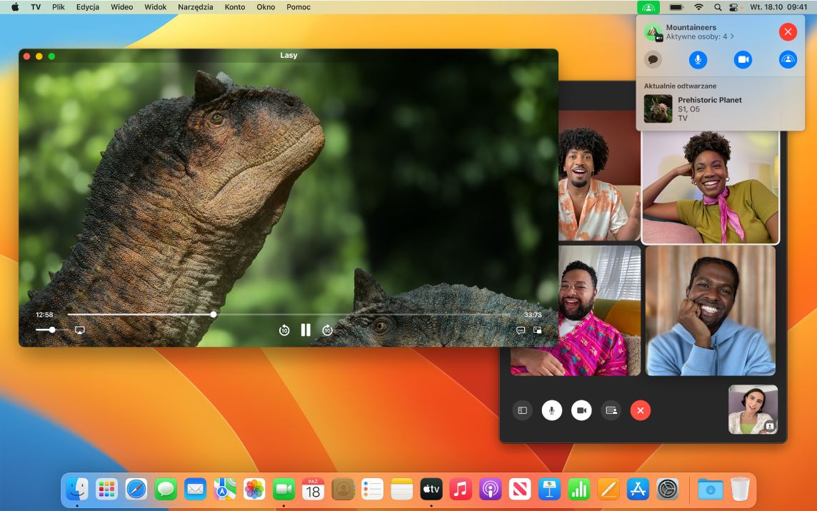 Wspólne oglądanie odcinka serialu Ted Lasso w oknie aplikacji Apple TV. W oknie aplikacji FaceTime widoczni są widzowie.