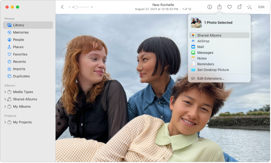 Вікно програми «Фотографії» з фото та відкритим меню «Спільний доступ» під кнопкою «Спільний доступ» на панелі інструментів.