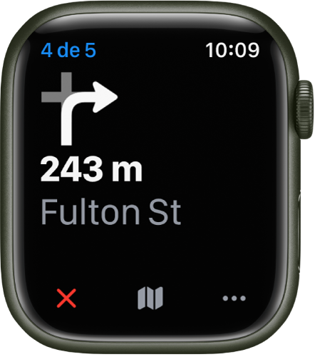 La app Mapas muestra las indicaciones detalladas. Una flecha te muestra hacia dónde debes girar, la distancia hasta esa vuelta y el nombre de la calle donde deberías hacerlo. En la parte inferior están los botones Fin, Mapa y Más.