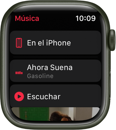 La app Música muestra los botones “En el iPhone”, “En reproducción” y Escuchar en una lista. Desplázate hacia abajo para ver la ilustración de un álbum