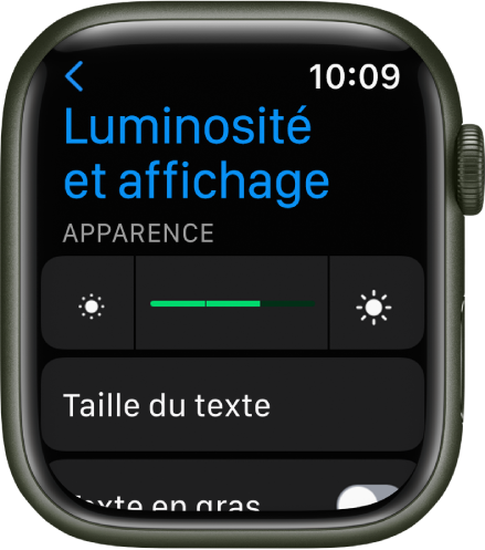 Les réglages « Luminosité et affichage » sur l’Apple Watch, avec le curseur Luminosité en haut et le bouton « Taille de texte » en dessous.