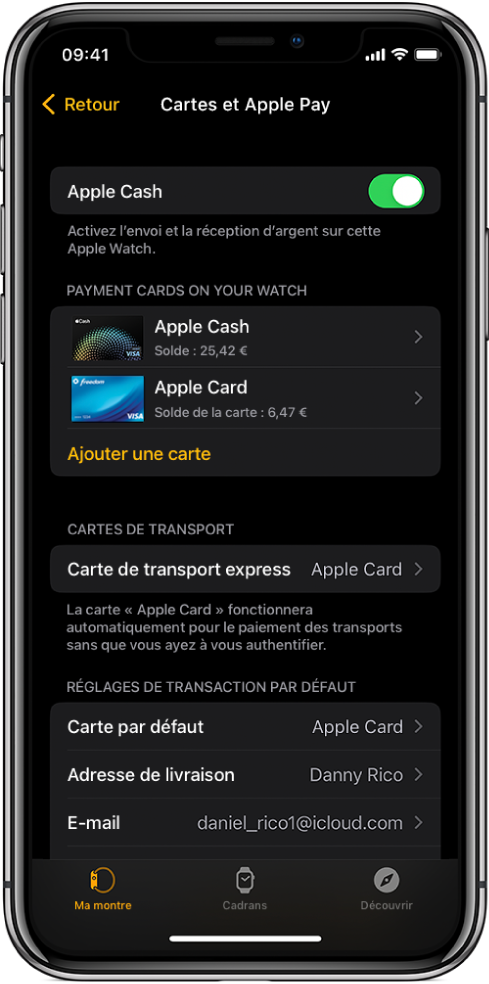 L’écran Cartes et Apple Pay de l’app Apple Watch sur l’iPhone. Il présente les cartes ajoutées à l’Apple Watch, la carte que vous avez choisie d’utiliser pour le transport express et les réglages par défaut des transactions.
