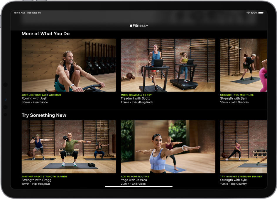 iPad ierīces ekrānā redzami pakalpojuma Fitness+ treniņi kategorijās More of What You Do un Try Something New.