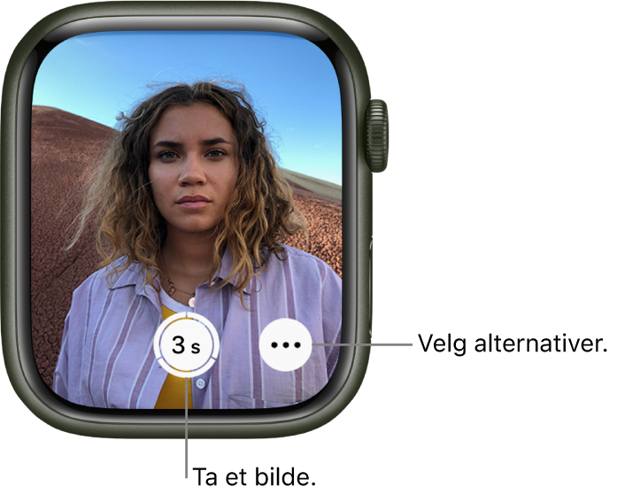 Når den brukes til kamerastyring, viser Apple Watch-skjermen det som vises i kameravisningen på iPhone. Ta bilde-knappen nederst i midten, og Flere valg-knappen er til høyre for den. Hvis du har tatt et bilde, vises bildevindusknappen nederst til venstre.