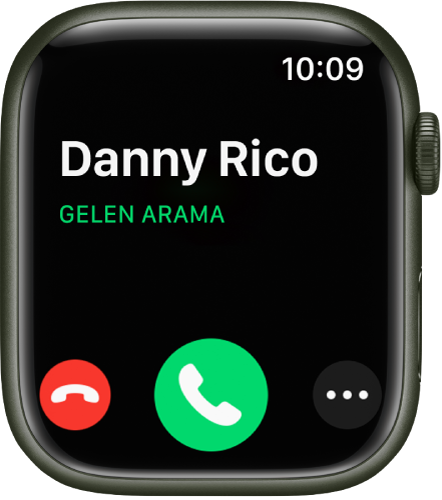 Arama aldığınızdaki Apple Watch ekranı: Arayanın adı, “Gelen Arama” ifadesi, kırmızı Reddet düğmesi, yeşil Cevapla düğmesi ve Daha Fazla Seçenek düğmesi.