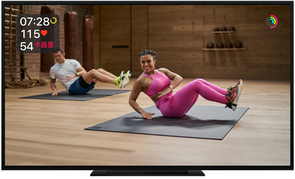 電視上顯示 Apple Fitness+ 核心體能訓練，螢幕上顯示剩餘時間、心率和卡路里測量指標。