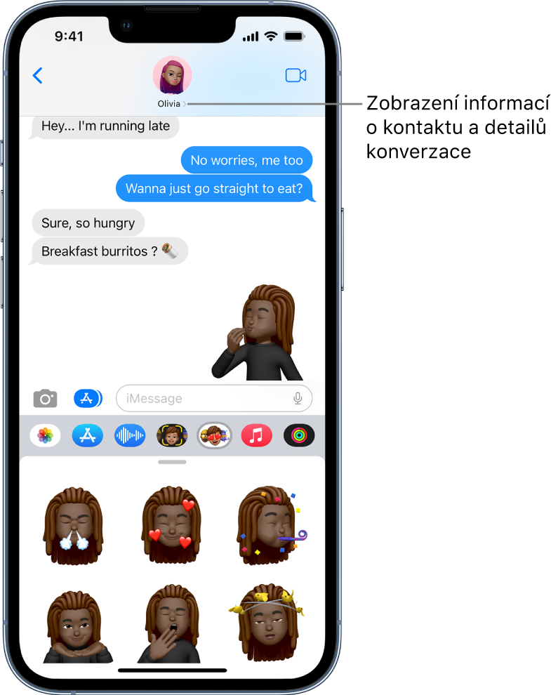 Konverzace ve Zprávách. U horního okraje se nachází zleva doprava tlačítko Zpět, fotka, memoji nebo monogram osoby, se kterou konverzujete, a tlačítko FaceTime. Uprostřed se zobrazují zprávy odeslané a přijaté během konverzace. U dolního okraje jsou umístěná tlačítka pro přidávání obsahu a efektů do zpráv.