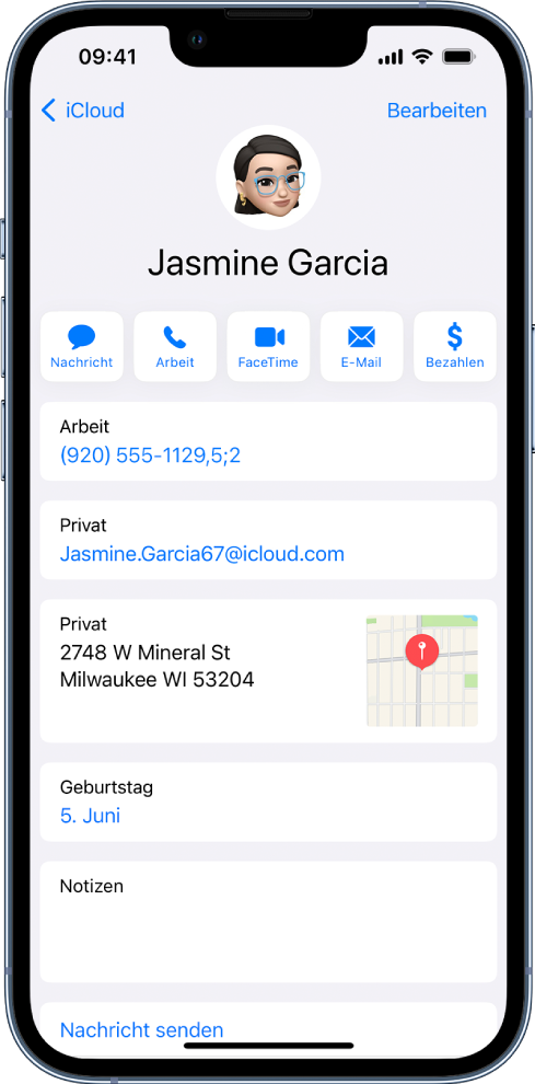 Der Informationsbildschirm für einen Kontakt. Oben werden das Foto und der Name des Kontakts angezeigt. Darunter befinden sich die Tasten zum Senden einer Nachricht, zum Tätigen eines Telefon- oder FaceTime-Anrufs sowie zum Senden einer E-Mail-Nachricht und von Geldbeträgen mit Apple Pay. Unter den Tasten sind die Informationen des Kontakts zu sehen.