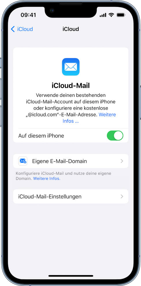 In der oberen Hälfte des Bildschirms „iCloud-Mail“ ist die Option „Auf diesem iPhone“ aktiviert. Darunter befinden sich die Tasten zum Öffnen der Einstellungen für eine eigene E-Mail-Domain und die Taste zum Öffnen der iCloud-Mail-Einstellungen.