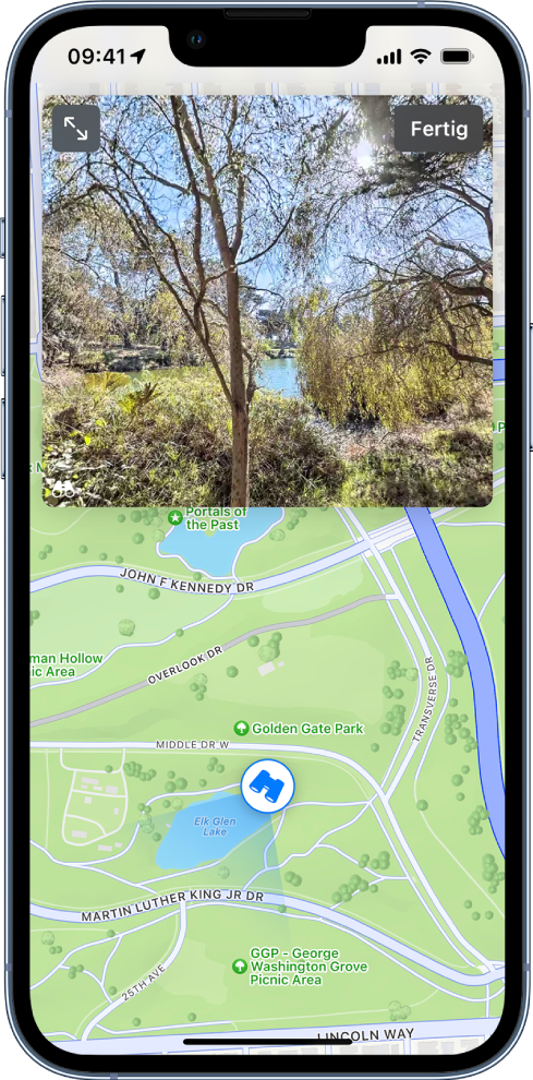 Über der Karte eines Gebiets wird ein Fußgängerweg angezeigt. In Blickrichtung wird das Symbol „Umsehen“  auf den Kartenpunkten überlagert.