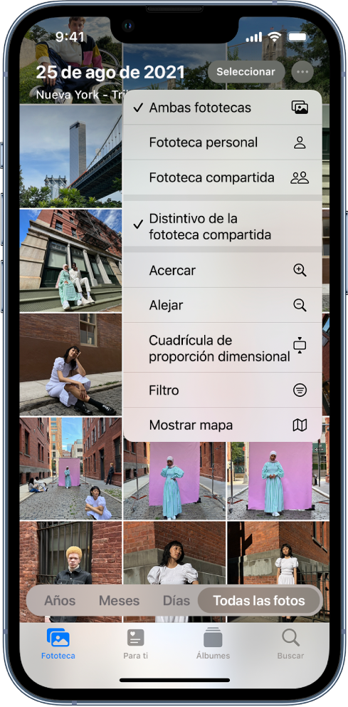 Una fototeca en la app Fotos. El botón Más de la parte superior derecha está seleccionado, y las opciones Ambas fototecas y Distintivo de la fototeca compartida están seleccionadas en el menú.