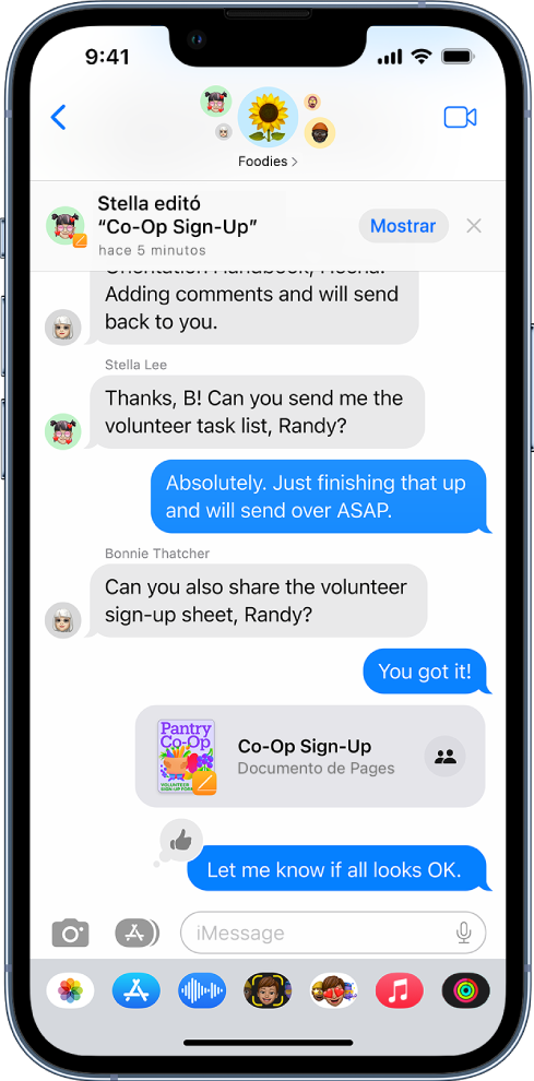 Una conversación grupal en la app Mensajes que incluye un documento de Pages. Una notificación en la parte superior de la pantalla indica que alguien del grupo editó el documento recientemente.