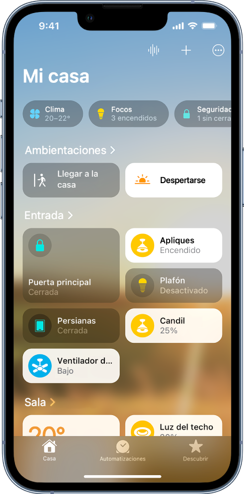 La pantalla Mi casa de la app Casa muestra las categorías en la parte superior, con ambientaciones, habitaciones y accesorios personalizados en el centro de la pantalla y, en la parte inferior, las opciones Automatizaciones y Descubrir.