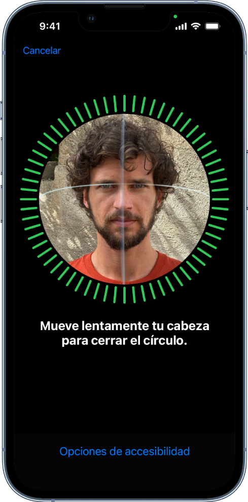 La pantalla de configuración de reconocimiento de Face ID. Se muestra una cara en la pantalla dentro de un círculo. El texto que está debajo le indica al usuario que mueva la cabeza lentamente para completar el círculo. El botón Opciones de accesibilidad se muestra cerca de la parte inferior de la pantalla.