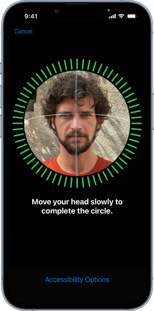 Pantalla de configuración de reconocimiento de Face ID. En la pantalla se muestra una cara rodeada de un círculo. El texto situado debajo indica al usuario que mueva la cabeza lentamente hasta completar el círculo. Cerca de la parte inferior de la pantalla, se encuentra el botón “Opciones de accesibilidad”.