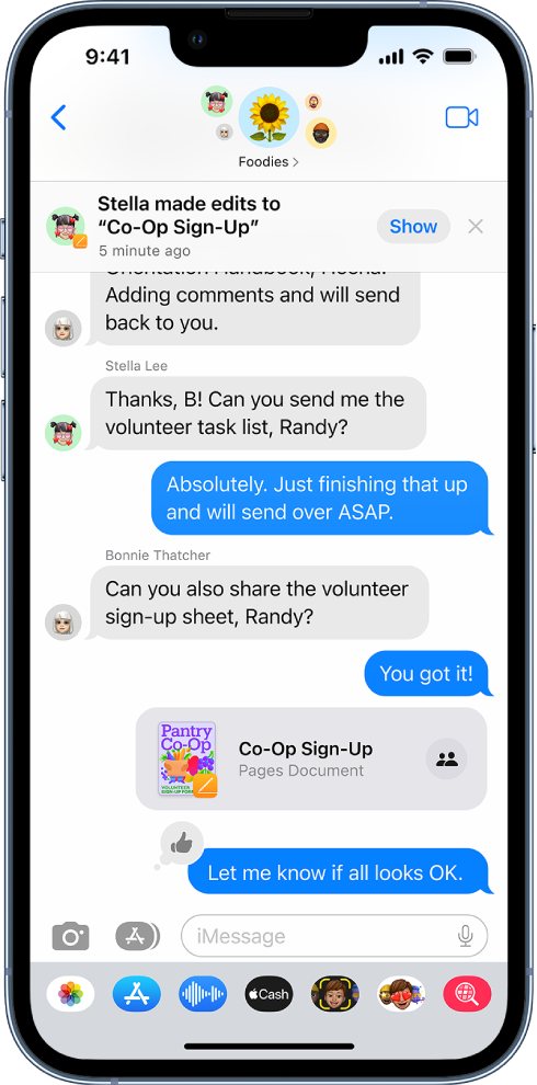 Conversación de grupo en la app Mensajes que incluye un documento de Pages. Una notificación en la parte superior de la pantalla indica que una persona del grupo ha efectuado cambios en el documento.