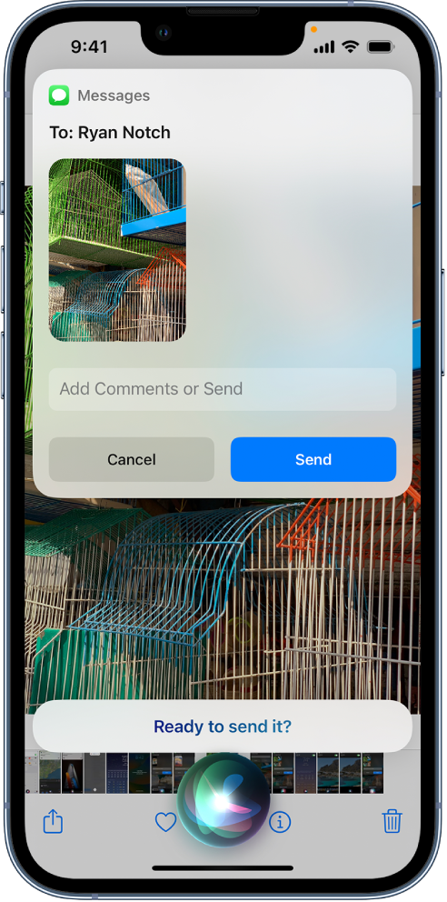 La app Fotos está abierta con una foto de cuatro personas. Encima de la foto aparece un mensaje para Mamá. En la parte inferior de la pantalla aparece Siri.