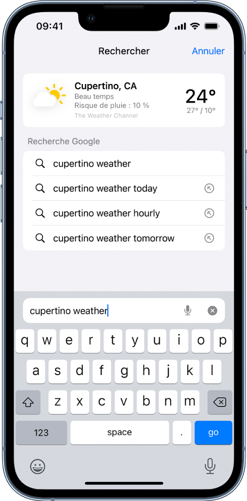 En bas de l’écran se trouve le champ de recherche de Safari, qui contient le texte « météo cupertino ». En haut de l’écran, un résultat de l’app Météo présentant la météo et la température actuelles à Cupertino est affiché. En dessous figure des résultats de Recherche Google. À droite de chaque résultat se trouve une flèche permettant d’accéder à la page en question.