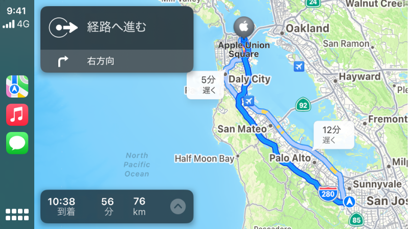 CarPlayには、左側にマップ、ミュージック、メッセージのアイコンが並び、右側に運転経路の地図が表示され、ターン経路と予想到着時間の情報が並んでいます。