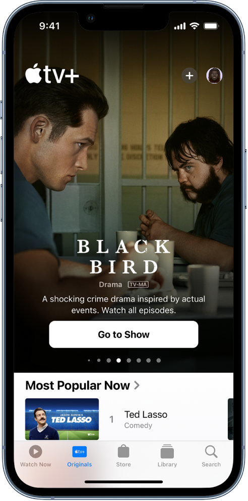 Het Apple TV+-scherm, met in het midden een uitgelichte Apple Original, boven de rij 'Nu populair'. Onderin staan van links naar rechts de tabs 'Kijk nu', 'Originals', 'Bibliotheek' en 'Zoek'.