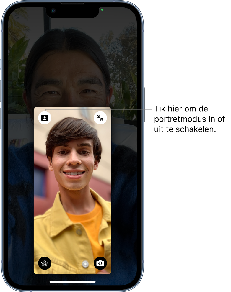 Een FaceTime-gesprek waarbij de tegel van de beller groter wordt weergegeven. Linksboven in de tegel is een knop om de portretmodus in of uit te schakelen.
