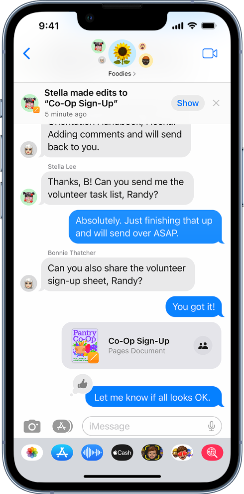 Uma conversa em grupo no app Mensagens que inclui um documento do Pages. Uma notificação na parte superior da tela indica que alguém no grupo fez edições no documento.