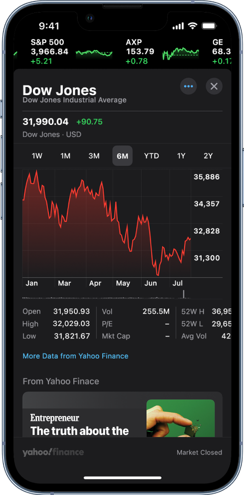 Ekranın ortasında, bir hisse senedinin bir gün içindeki performansını gösteren bir grafik var. Grafiğin üst tarafında hisse senedinin performansını bir günlük, bir haftalık, bir aylık, üç aylık, altı aylık, bir yıllık, iki yıllık veya beş yıllık görüntülemenizi sağlayan düğmeler bulunuyor. Grafiğin alt tarafında açılış fiyatı, en yüksek, en düşük ve piyasa değeri gibi hisse senedi ayrıntıları var. Ekranın en altında Apple News’dan bir yazı bulunuyor.