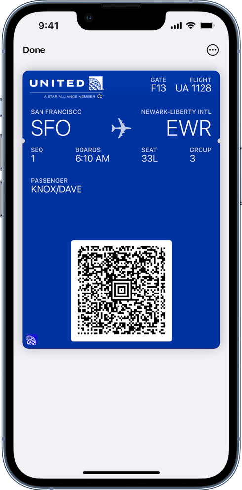 Cüzdan’da uçuş bilgilerini ve en altta QR kodunu gösteren bir uçuş kartı.