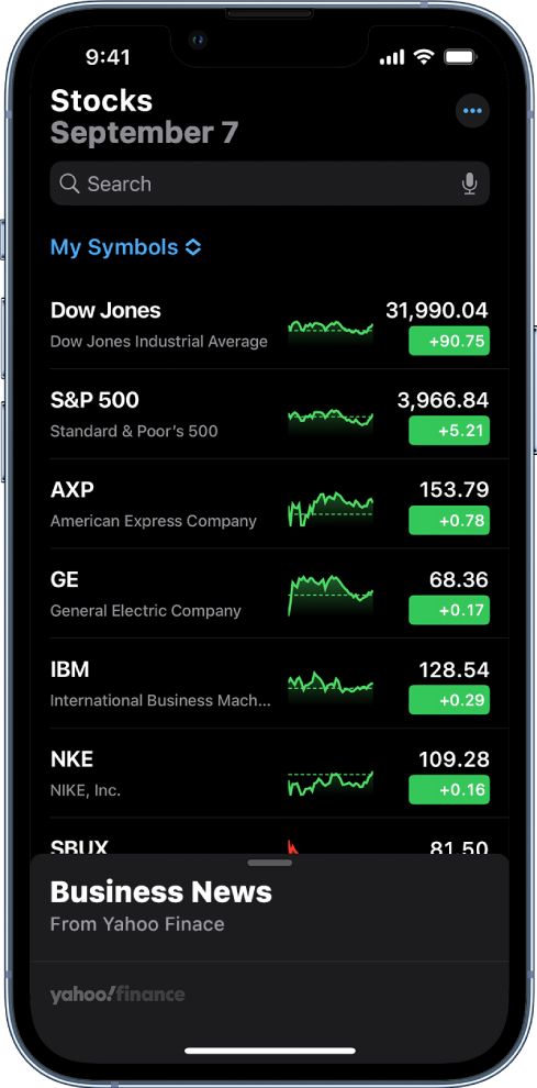 監察表顯示不同股票的列表。每一個顯示在列表的股票，由左到右，是股票代號和名稱、表現圖表及價格變化。螢幕最上方，「我的代號」監察表標題上方的是搜尋欄位。螢幕底部為「商業新聞」。在「財經新聞」向上掃來顯示報道。