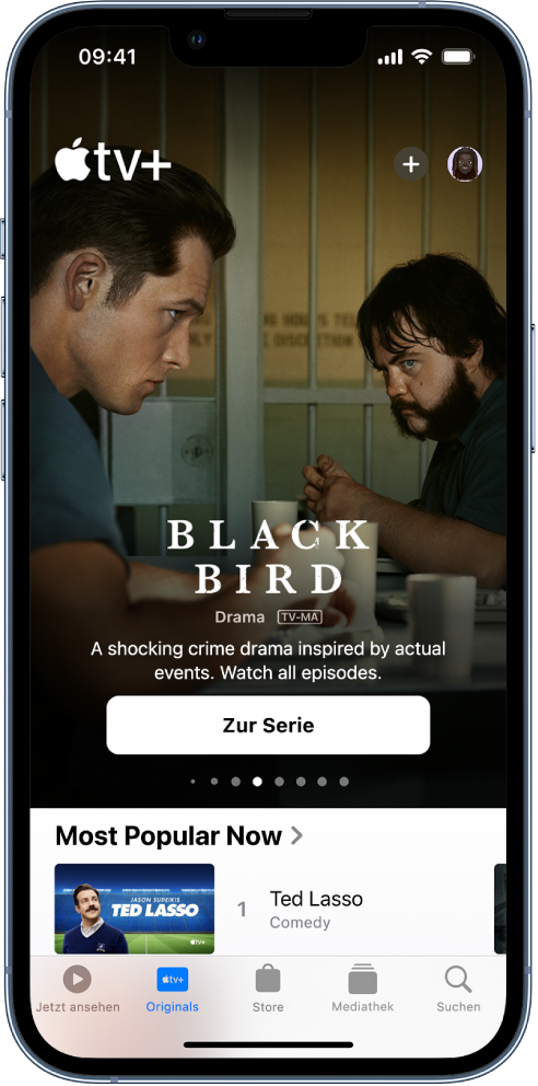 Der Apple TV+-Bildschirm mit einem empfohlenen Apple Original in der Mitte über der Reihe „Jetzt angesagt“. Unten sind von links nach rechts die Tasten „Jetzt ansehen“, „Originals“, „Mediathek“ und „Suchen“.