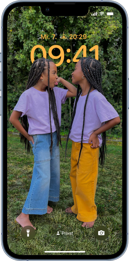 Ein personalisierter iPhone-Sperrbildschirm mit einem Foto im Hintergrund. Unten auf dem Bildschirm ist ein persönlicher Fokus aktiviert.