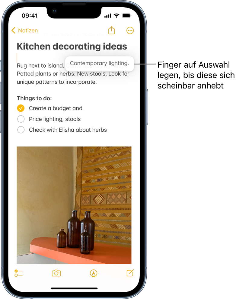 Eine Notiz in der App „Notizen“. Eine ausgewählte Textpassage scheint sich vom umgebenden Text zu lösen, da der Finger auf die Auswahl gelegt wurde.