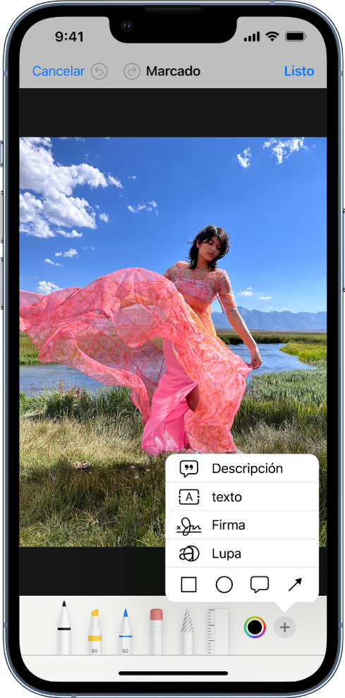 Una foto de una persona con un vestido roja y con opciones de Marcado en la parte inferior. En la esquina inferior derecha aparece un menú con opciones para agregar una descripción, texto, una firma, una lupa o figuras.