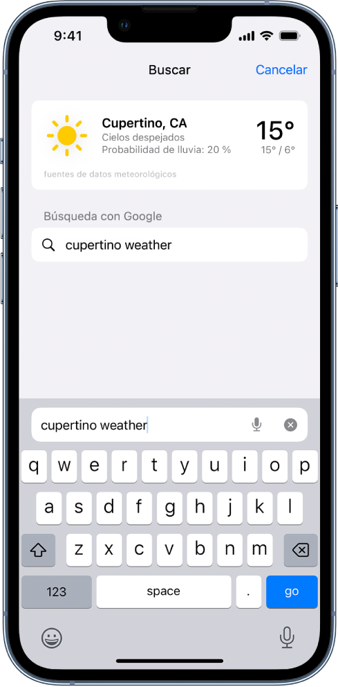 En mitad de la pantalla está el campo de búsqueda de Safari, que contiene el texto “tiempo en cupertino”. En la parte superior de la pantalla se muestra un resultado de la app Tiempo, con el tiempo y la temperatura actuales de Cupertino. Debajo se muestran resultados de búsqueda de Google.