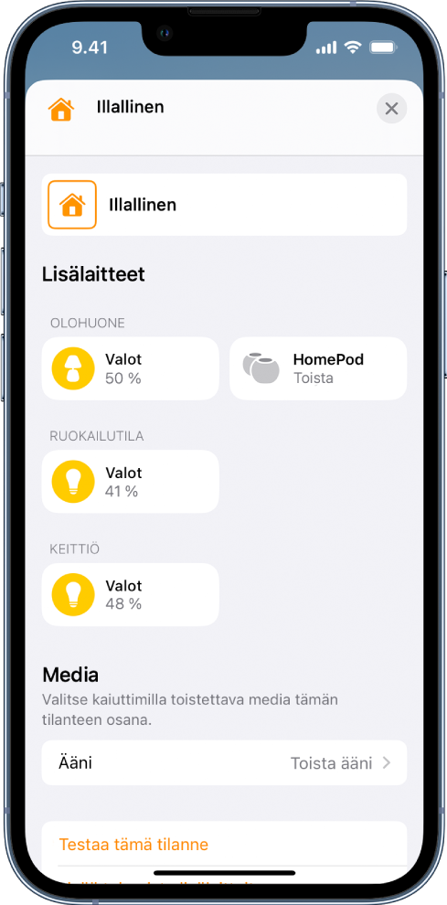 Tilanteen muokkausnäkymä Koti-apissa. Tilanteen nimi näkyy näytön yläreunassa. Sen alla näkyy kolme huonetta ja kuhunkin huoneeseen lisätyt lisälaitteet osana tilannetta. Näytön alaosassa on Media-osio, jossa olohuoneen HomePod on asetettu toistamaan ääntä. Näytön alareunassa näkyy Testaa tämä tilanne -painike.