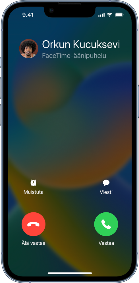 Näyttö, jossa näkyy ylhäällä ilmoitus saapuvasta puhelusta. Hylkää- ja Vastaa-painikkeet ovat yläoikealla.