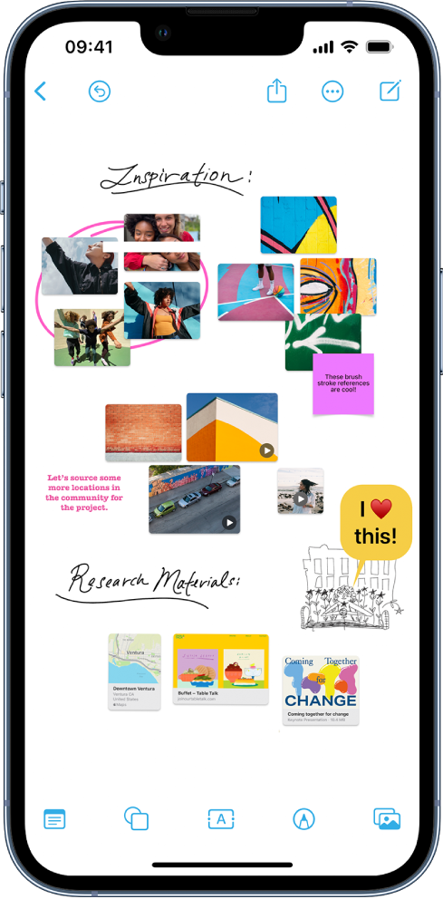 Un iPhone avec l’app Freeform ouverte. Le tableau comprend du texte manuscrit, des dessins, des figures, des photos, des vidéos, des notes, des liens et d’autres fichiers.