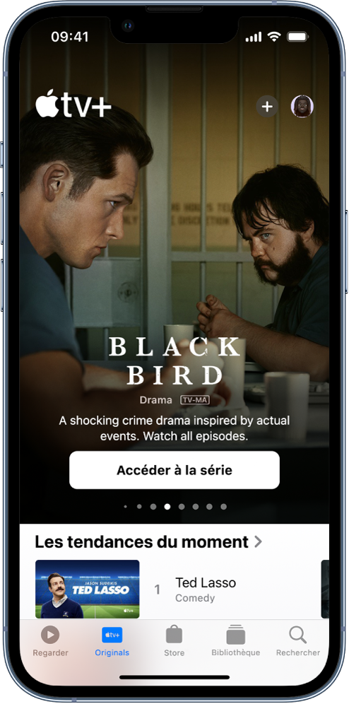 L’écran « Apple TV+ » avec une recommandation de création Apple Original au centre, au-dessus du rang « Les tendances du moment ». En bas de l’écran, de gauche à droite, se trouvent les onglets Regarder, Originals, Bibliothèque et Rechercher.