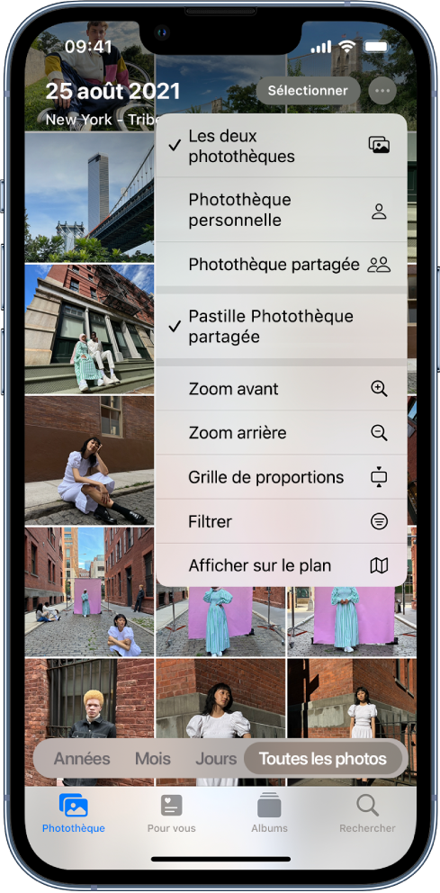 Une photothèque dans l’app Photos. Le bouton Plus en haut à droite est sélectionné, et les éléments « Les deux photothèques » et « Pastille Photothèque partagée » sont sélectionnés dans le menu.