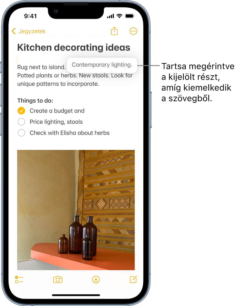 A Jegyzetek app egy jegyzetében a kijelölt kifejezés kiemelkedik a többi közül, mivel a felhasználó hozzáért, és rajta tartotta az ujját.