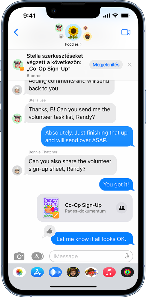 Egy Pages-dokumentumot tartalmazó, csoportos beszélgetés az Üzenetek appban. A képernyő tetején egy értesítés jelzi, hogy valaki a csoportban szerkesztéseket végzett a dokumentumon.