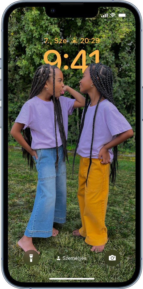 Az iPhone testreszabott zárolási képernyője, a háttérben egy fotó látható. A képernyő alsó részén a bekapcsolt „Személyes” Fókusz látható.